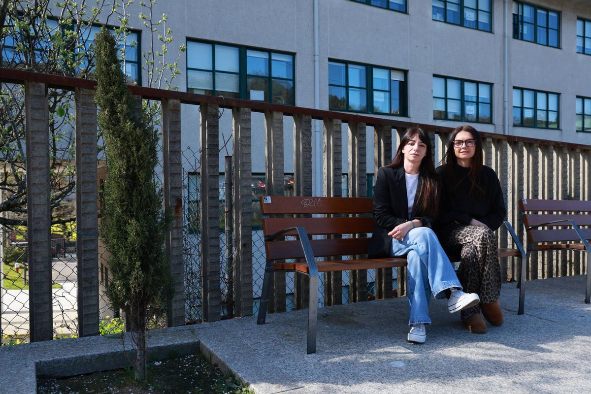 La psicóloga Laura Durán y la educadora social Lucía Pereda frente a un instituto pontevedrés.