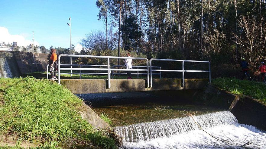 El embalse del río de O Con, en Castroagudín, prácticamente lleno. | // NOÉ PARGA