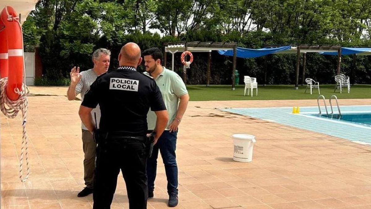 El alcalde y el jefe de Policía en la piscina de Albal