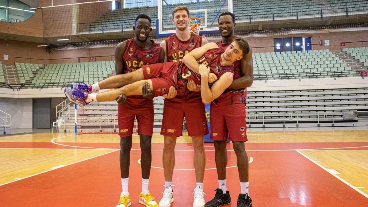 Ilimane Diop, Artem Pustovyi y Jordan Sakho sostienen en brazos a Urban Klavzar.