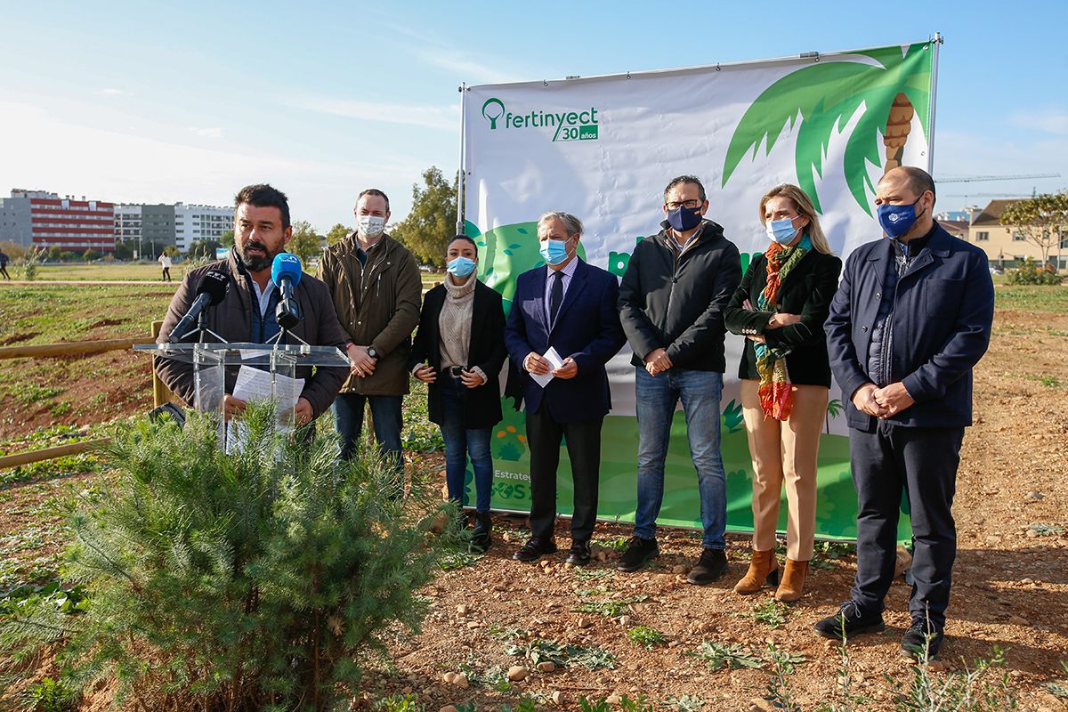 La empresa Fertinyect planta 100 nuevos árboles en el Parque del Flamenco