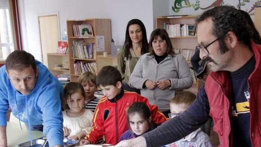 Padres y alumnos del colegio de Donas, que adquirieron bandejas de aluminio para sustituirlas por las plásticas.