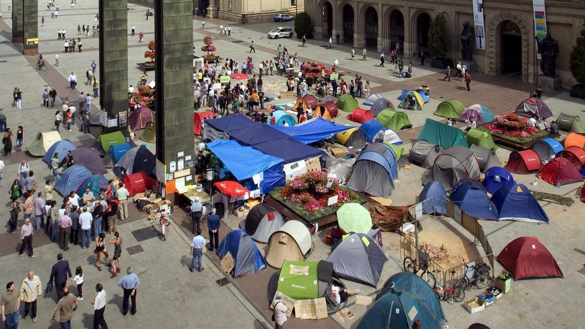 Acampada del 15M en la plaza del Pilar de Zaragoza, en 2011, hace ya 15 años.