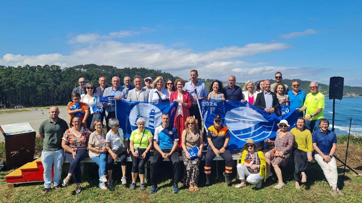 Acto de entrega de Banderas Azules en Fejulfe, Navia.