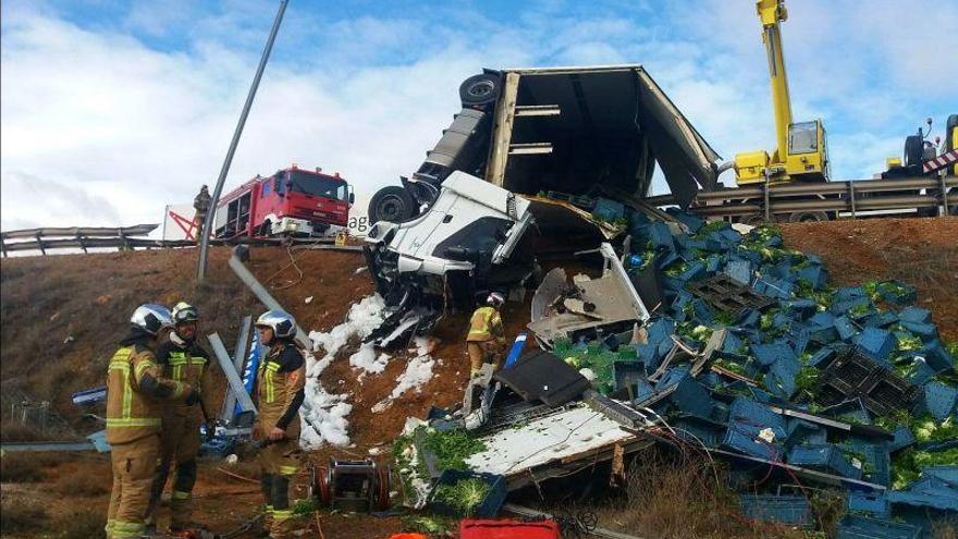 Un camionero resulta herido grave en un accidente en Romanos