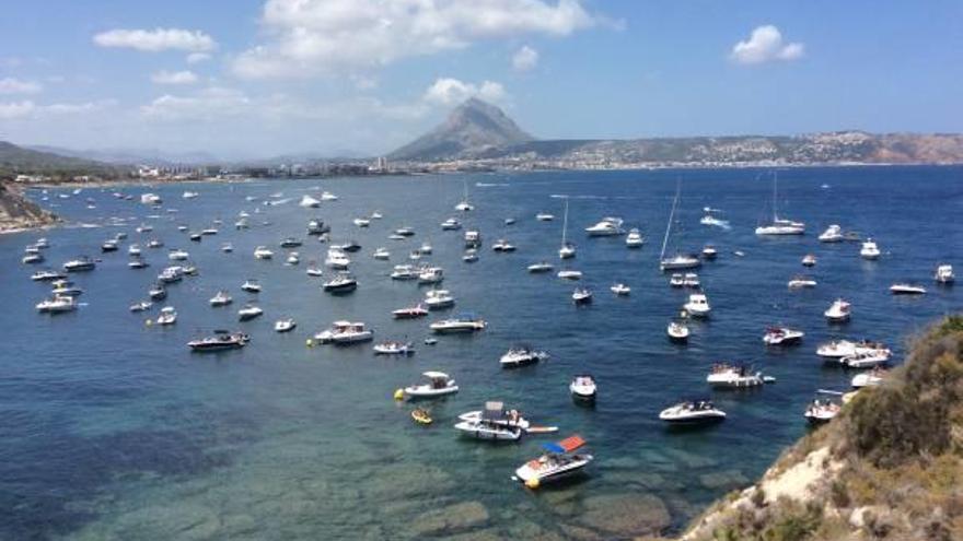 Los barcos invaden la costa de Xàbia