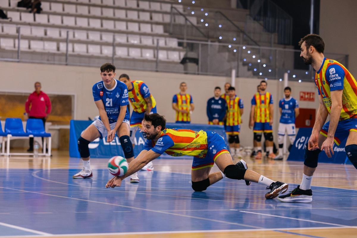 El Pabellón de Nou Moles tuvo que esperar hasta el tiebreak para conocer la derrota de los suyos.