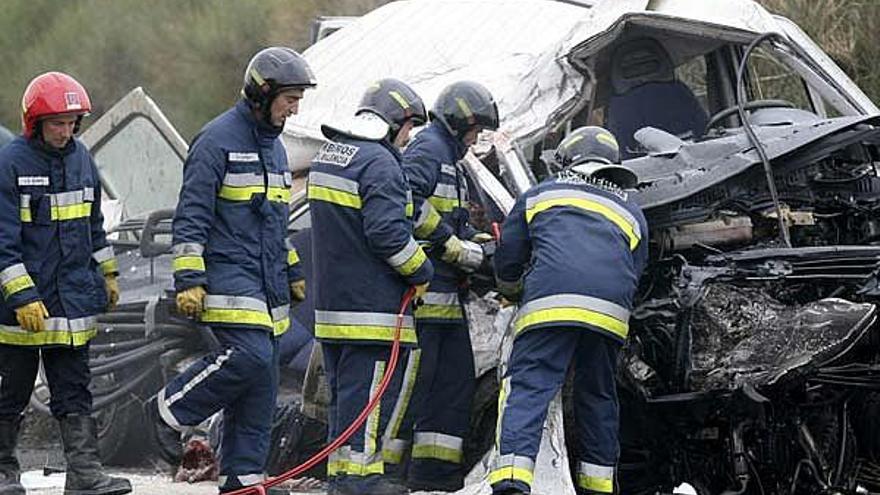 Bomberos de Palencia retiran el cuerpo de una de las seis personas de origen portugués fallecidas