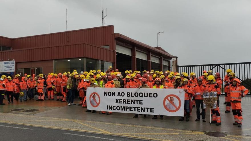 Bomberos de los parques comarcales concentrados frente a la Gerencia de A Coruña. |  FDV