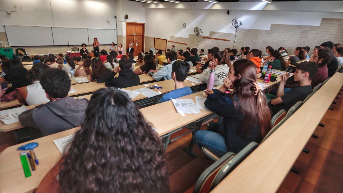 Alumnos durante el primer examen de EBAU en La Laguna.