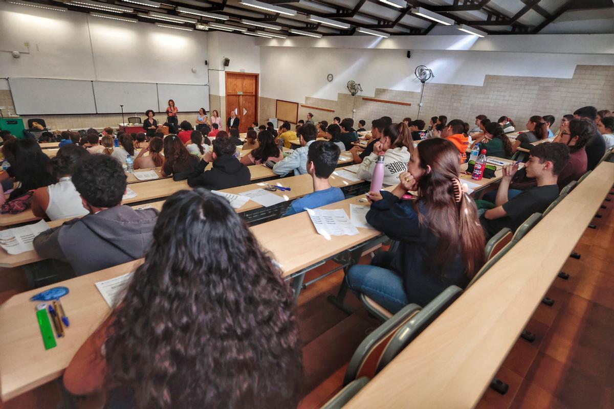 Alumnos durante el primer examen de EBAU en La Laguna.