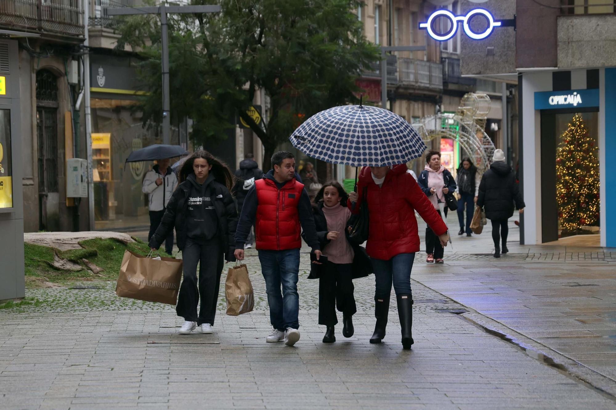 Las calles de Vilagarcía durante las rebajas de enero.