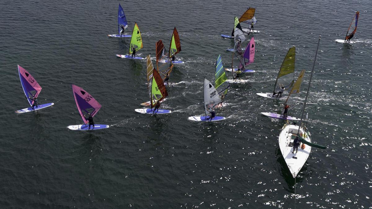 Un momento de la flota regateando en aguas de la ensenada de Liméns.