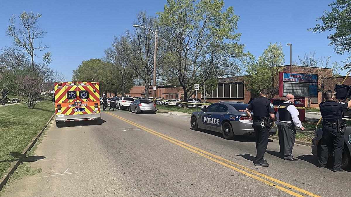 Imagen de archivo de los servicios de emergencia y la Policía tras un tiroteo en Tennessee.