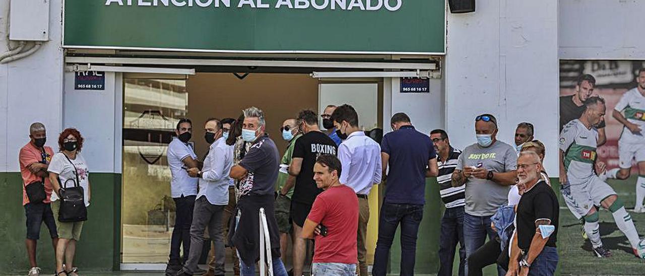 Aficionados hacen colas para comprar abonos. | ANTONIO AMORÓS