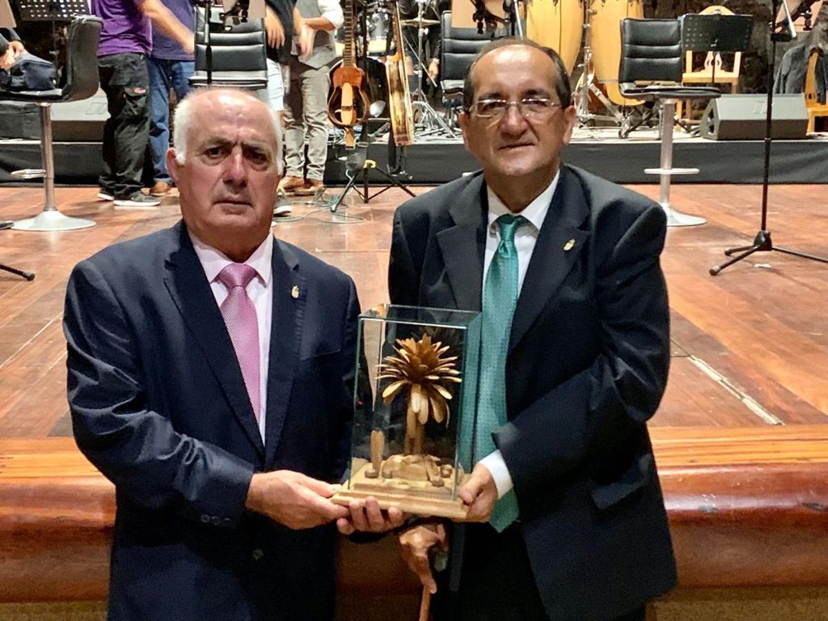 Jesús Perdomo (i) y Óscar Torres, anoche, con su distinción en el Auditorio de Jameos del Agua.