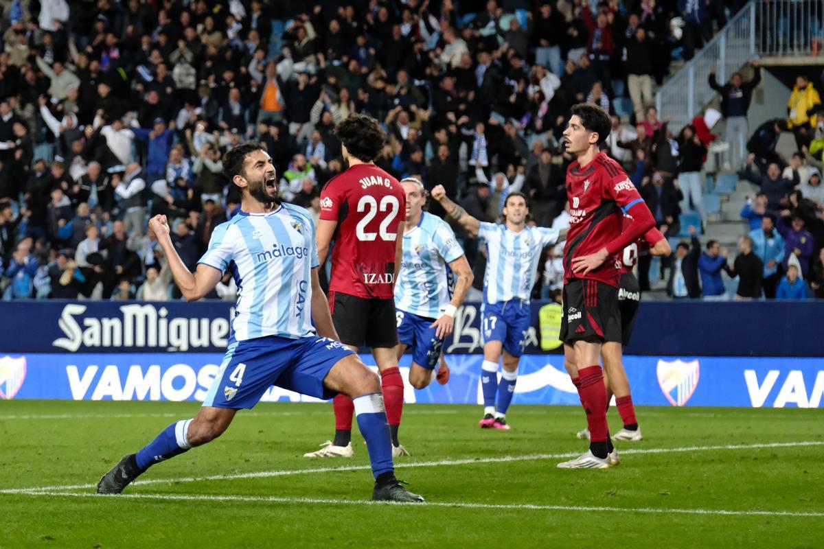 Einar Galilea celebra el gol que le dio el triunfo al Málaga CF sobre el Mirandés en La Rosaleda en el primer partido de Funes.