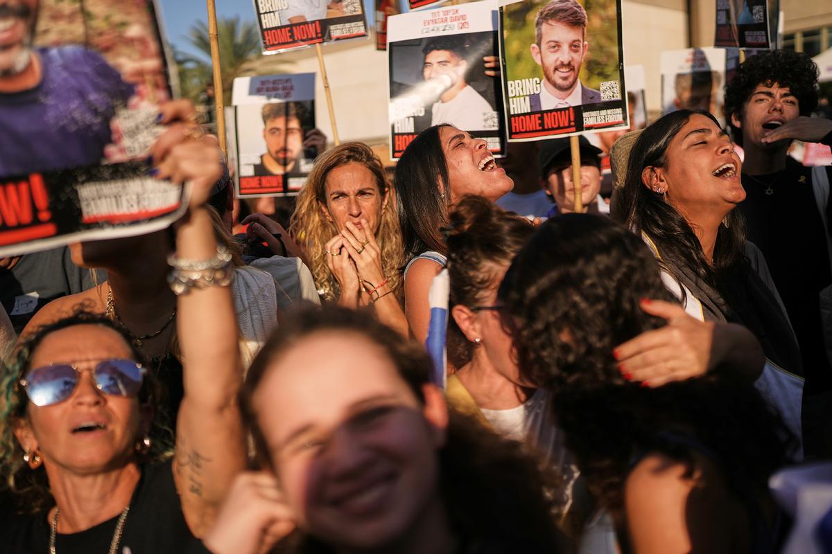 Cientos de personas aguardan en Tel Aviv el regreso de los rehenes liberados por Hamás