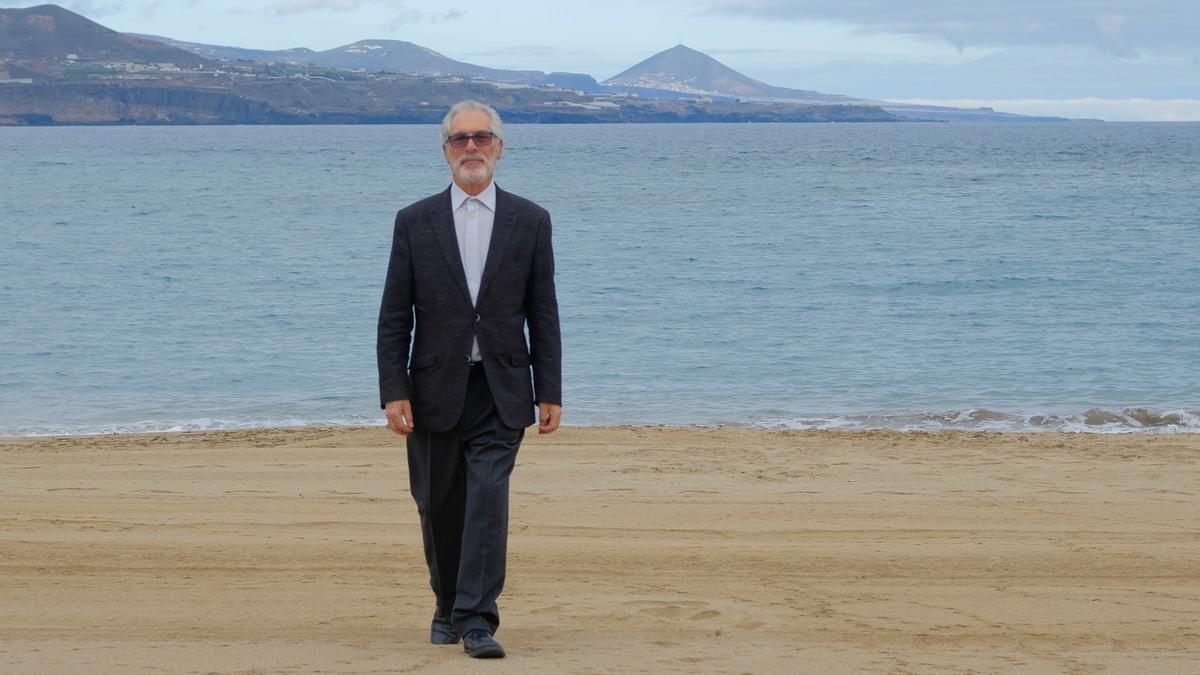 José Regidor en la playa de Las Canteras, en Las Palmas de Gran Canaria.