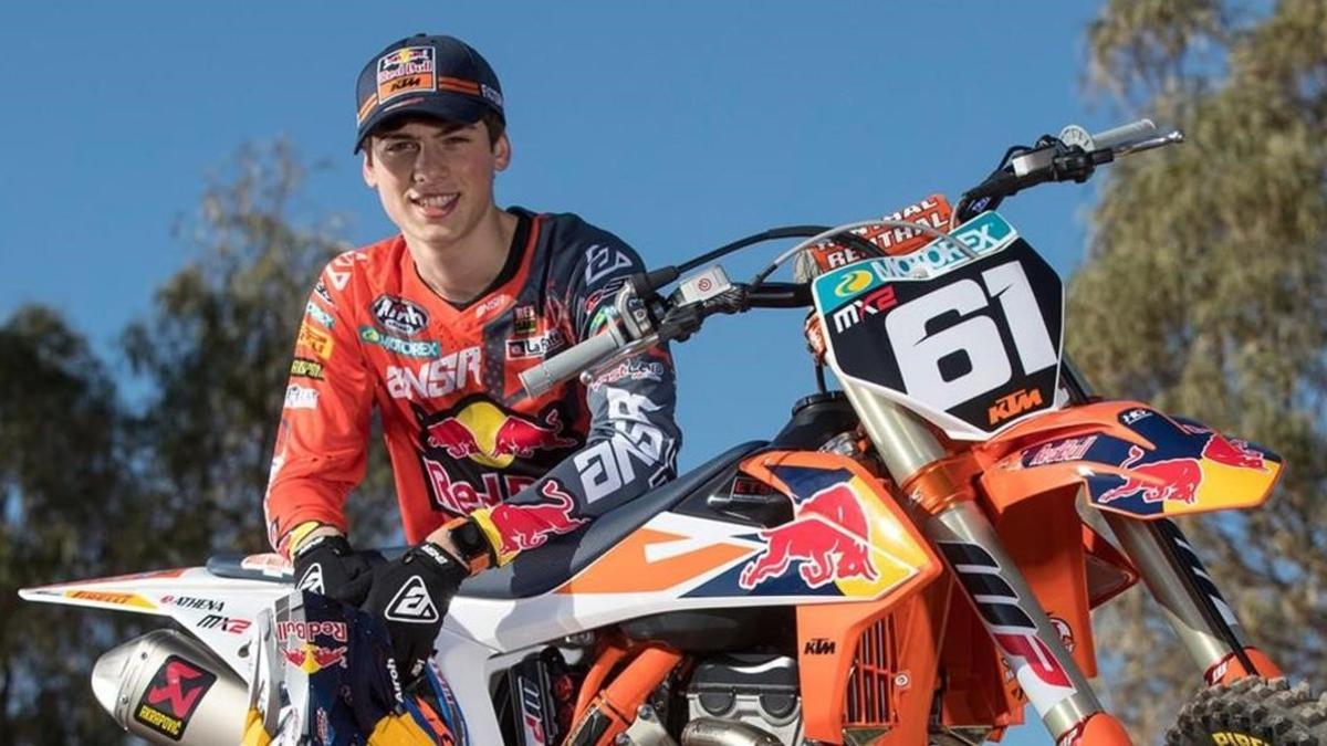 Jorge Prado, flamante campeón del mundo de motocross, con solo 17 años, se apoya en su KTM.