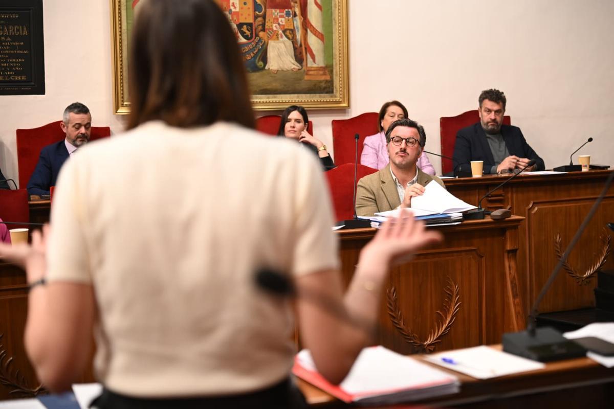 Esther Díez, de Compromís, interviniendo, con el alcalde, al fondo, este lunes.