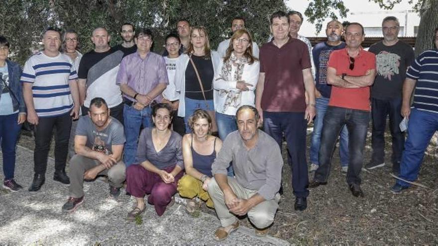 Los alumnos del primer curso de ganadería extensiva y escuela de pastores con los organizadores ayer en la Estación Agraria Experimental de Elche.