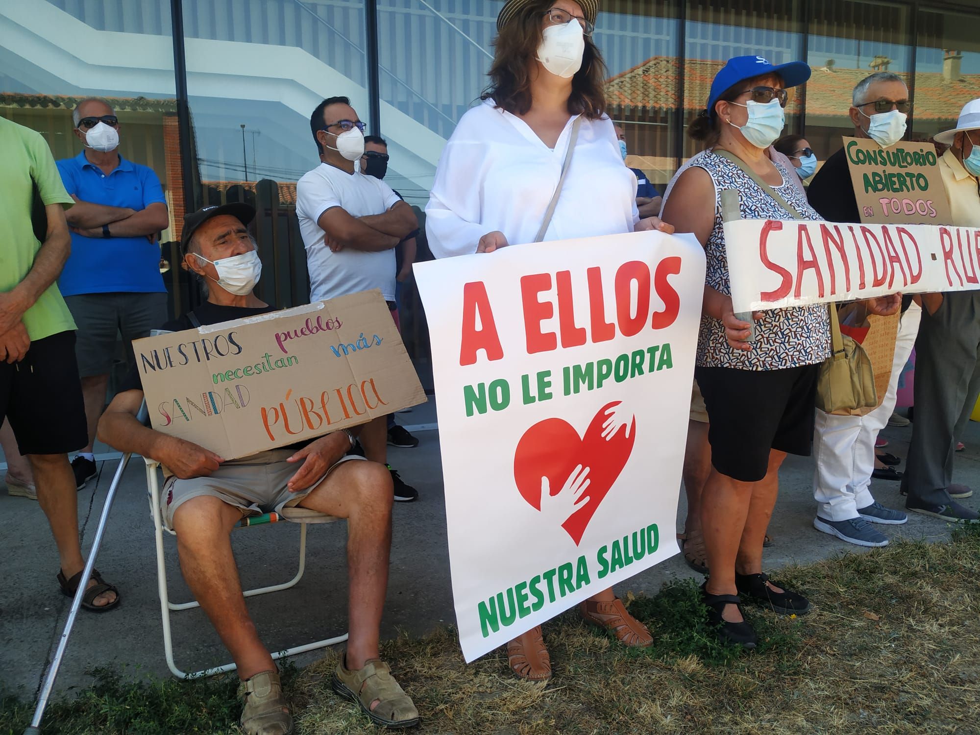 Quinta concentración de los sayagueses a las puertas del Centro de Salud de Bermillo