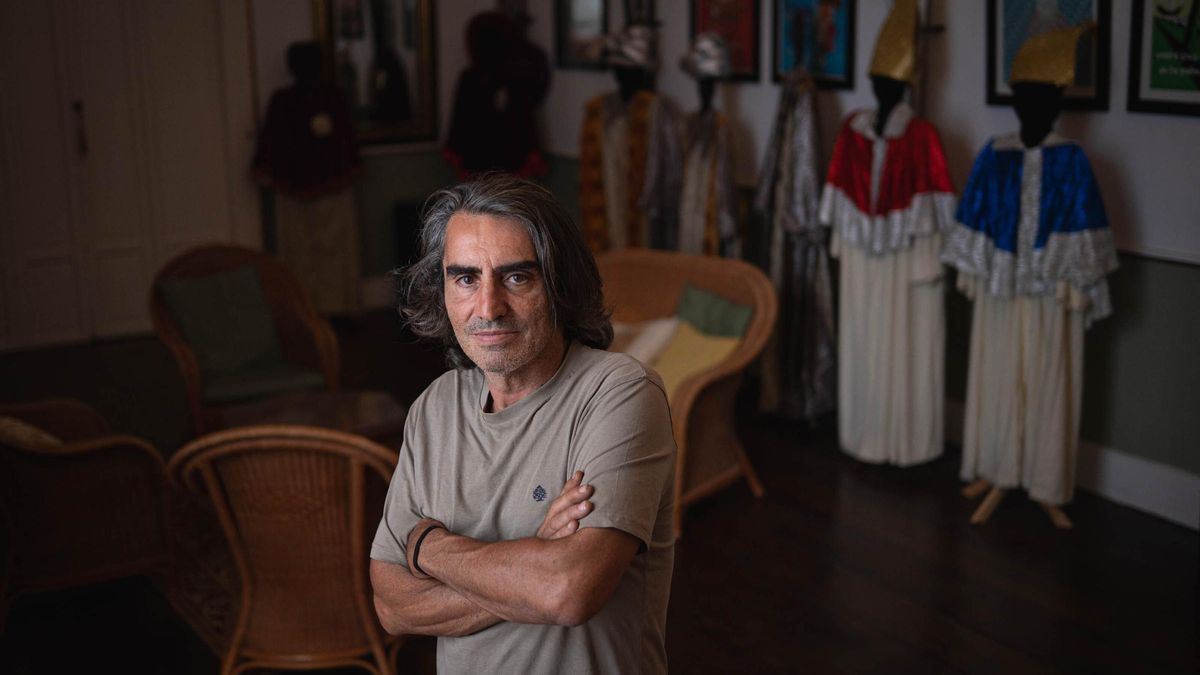 Ernesto Méndez (Santa Cruz de La Palma, 1968) ha convertido su casa en la capital palmera en un punto de visita obligada con reliquias de la Bajada.