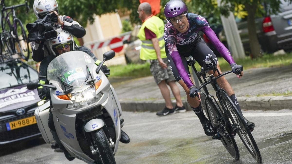 Mavi García sufrió una caída sin consecuencias en la primera etapa del Giro.