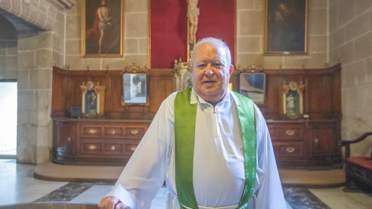 Ángel Bonavía, en la sacristía de la basílica de Santa María, en una foto reciente. | TONY SEVILLA