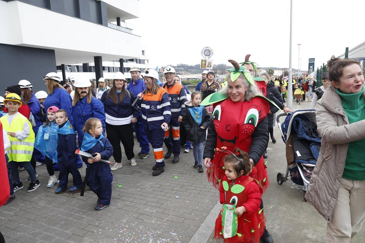 El desfile del Antroxu en la zona oeste de Gijón, en imágenes
