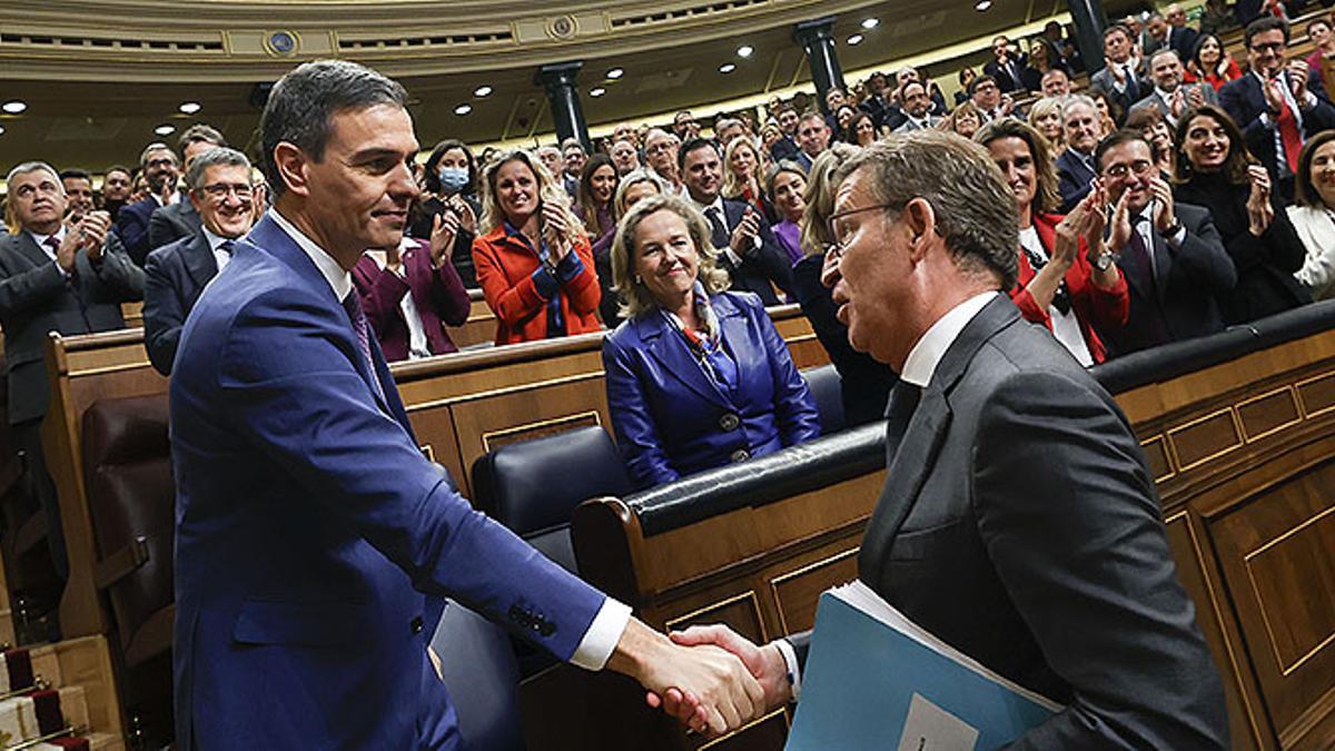 El líder del PP, Alberto Núñez Feijóo, se acerca a Sánchez tras ser reelegido como presidente del Gobierno al finalizar la segunda sesión de investidura.