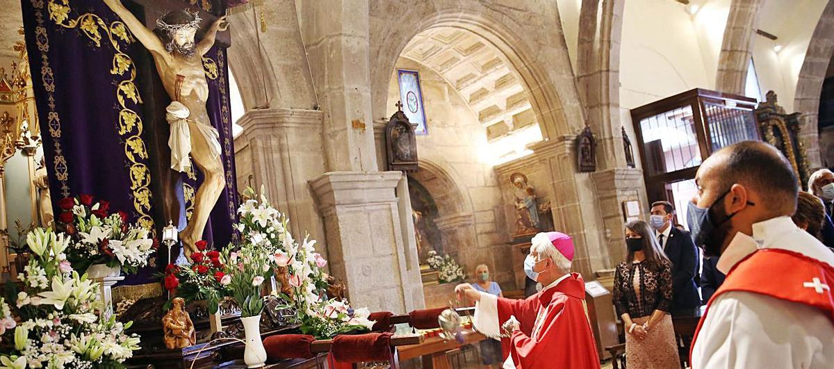 El obispo Quinteiro Fiuza,
 durante la eucaristía.   | // M.G. BREA