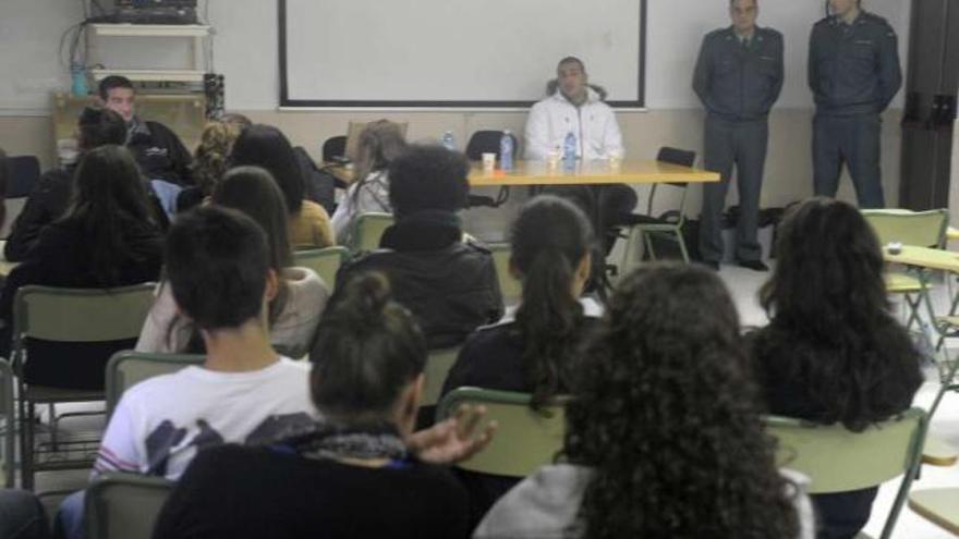 Alumnos de ESO de Culleredo, ayer, en una charla de prevención de drogas impartida por presos. / víctor echave