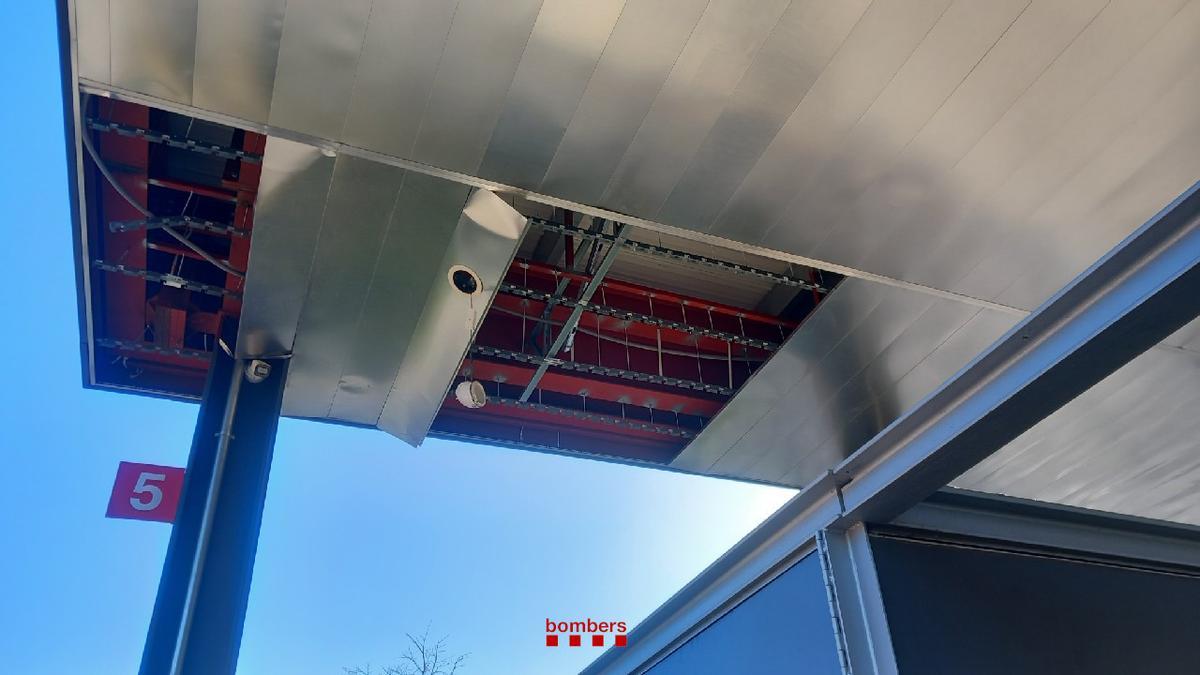 El vent ha fet caure planxes de la marquesina de l'estació d'autobusos de la Bisbal.