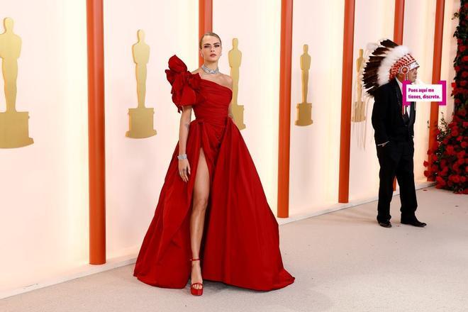 Premios Oscar 2023: Cara Delevingne con vestido rojo