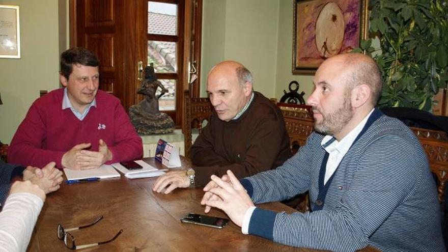 Por la izquierda, José Ramón Feito, Carlos Pintado y el concejal Marcos da Rocha, reunidos ayer.