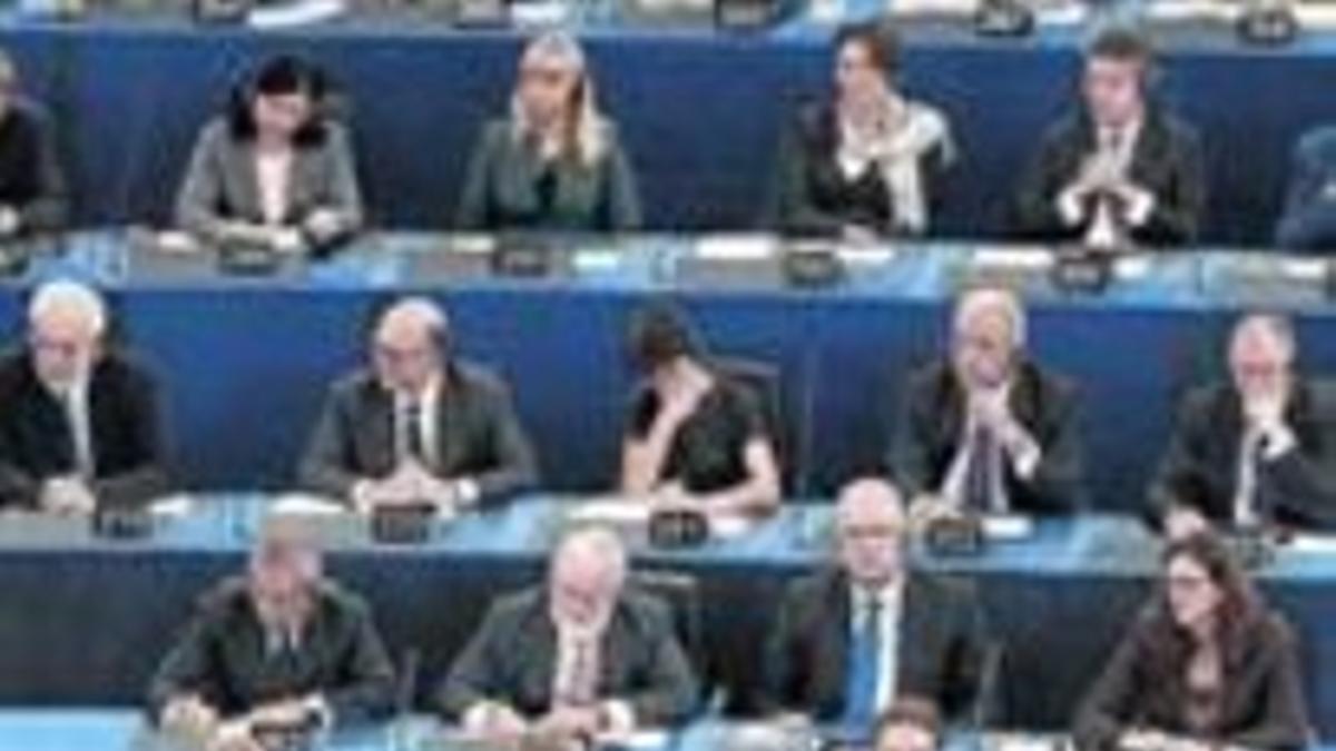 Juncker, abajo a la izquierda, interviene ayer en el Europarlamento.