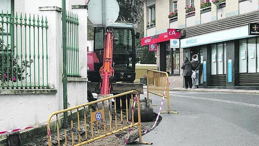 Obras, ayer, en la avenida de la Constitución de Candás.