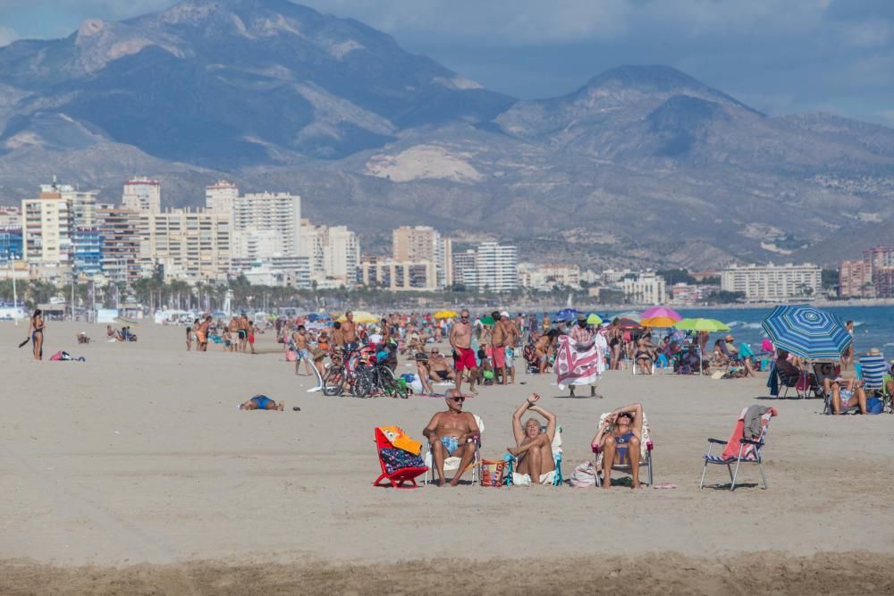 Las playas de Alicante se llenan el 1 de noviembre