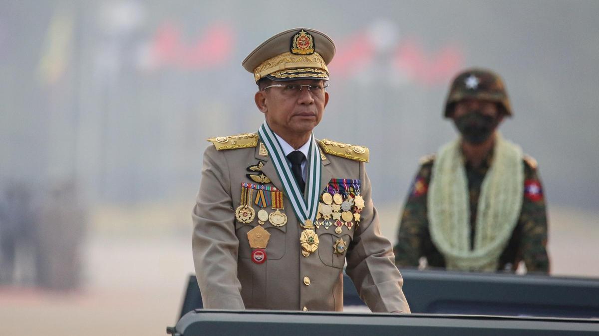 La Junta militar de Myanmar promete elecciones durante un desfile de las Fuerzas Armadas