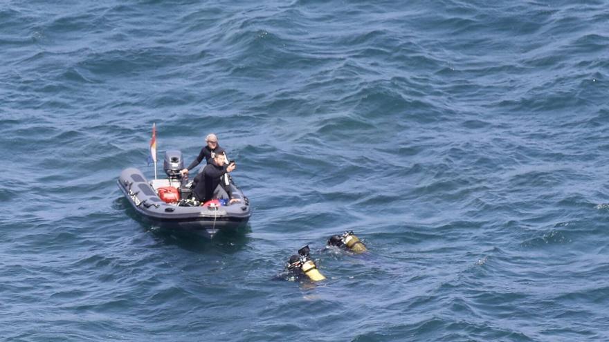 Operación militar para desactivar los tres explosivos hallados en la costa gijonesa: "Están petrificados"