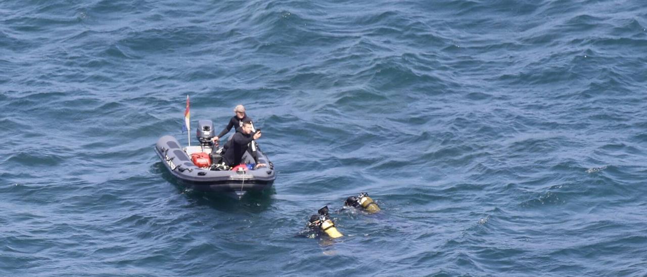 Operación militar para desactivar los tres explosivos hallados en la costa gijonesa: "Están petrificados"