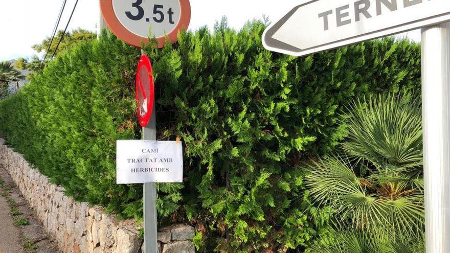 Cartel colocado en el camino de Ternelles indicando el uso de herbicidas