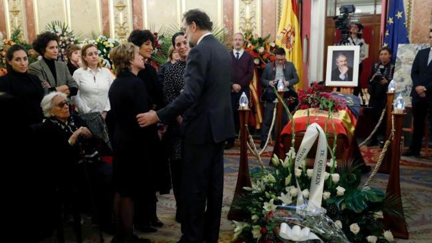 Rajoy se despide de Manuel Marín en la capilla ardiente