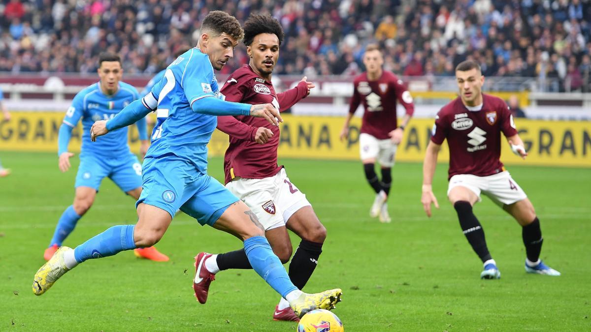 Giovanni Di Lorenzo en un partido de Serie A ante el Torino