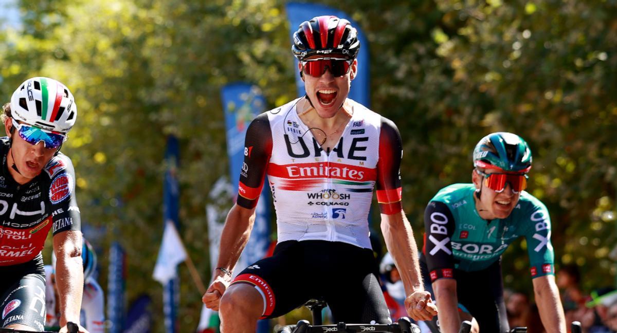 Juan Ayuso en su primera temporada como profesional con UAE Team Emirates