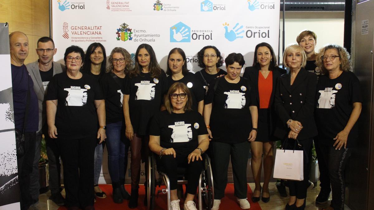 Usuarios y equipo del centro Oriol, en la presentación del corto junto con la alcaldesa Carolina Gracia