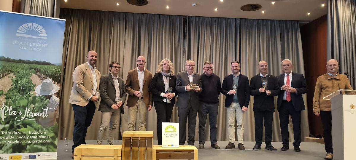 El premiado, Toni Bennàssar, en el centro con el galardón junto a las autoridades