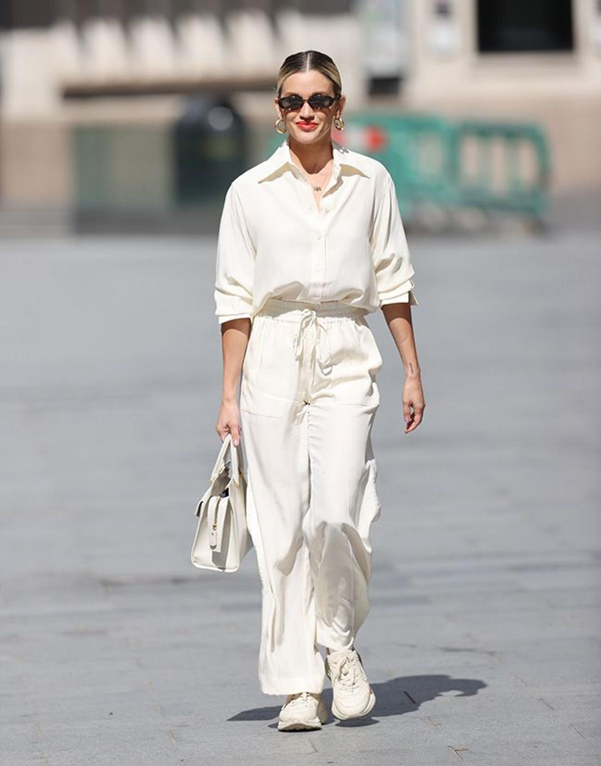 Ashley Roberts con look 'total white'